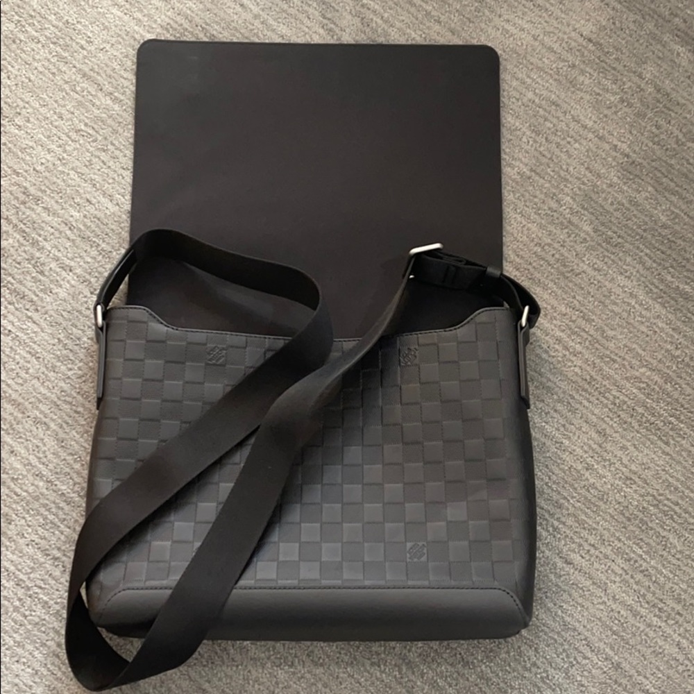 Louis Vuitton District MM Damier Infini Leather - Picture 7 of 12